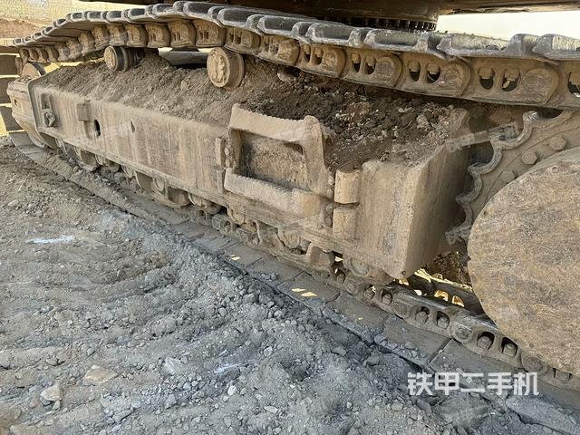 單側(cè)履帶整體(整機(jī)外觀) 單側(cè)履帶整體(整機(jī)外觀)