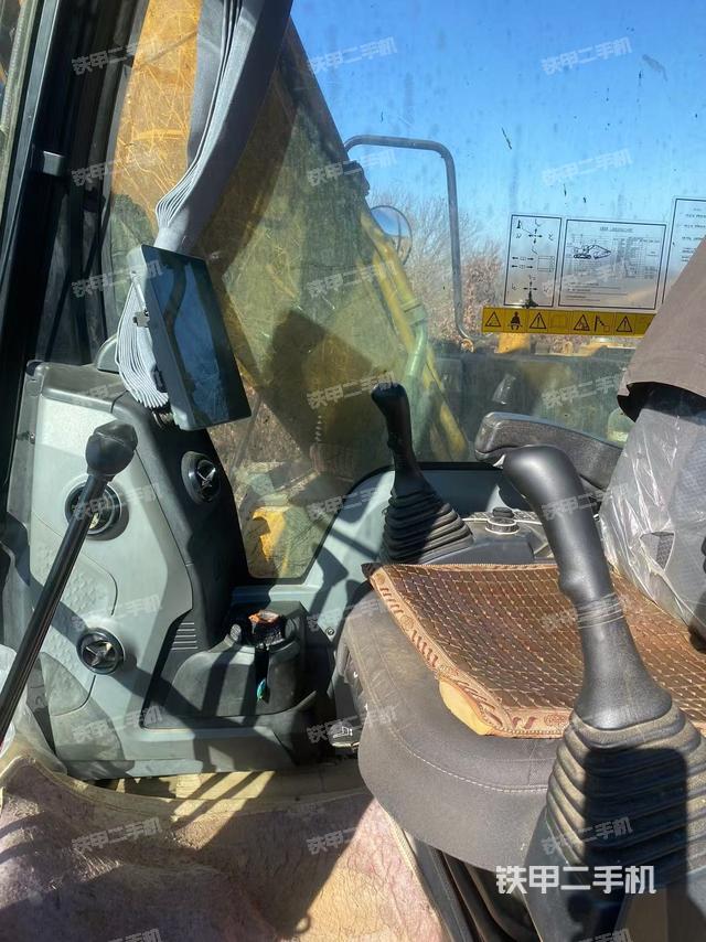 駕駛室頂部（整機外觀）