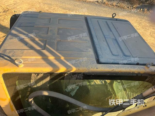 駕駛室頂部(整機(jī)外觀) 駕駛室頂部(整機(jī)外觀)