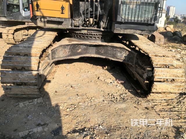 轉(zhuǎn)盤和下車架正前(工作和回轉(zhuǎn)裝置) 轉(zhuǎn)盤和下車架正前(工作和回轉(zhuǎn)裝置)