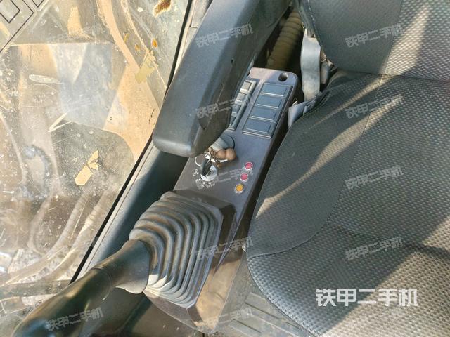 座椅右側(cè)控制臺/鑰匙門/油門/含右手柄(駕駛室部分) 座椅右側(cè)控制臺/鑰匙門/油門/含右手柄(駕駛室部分)