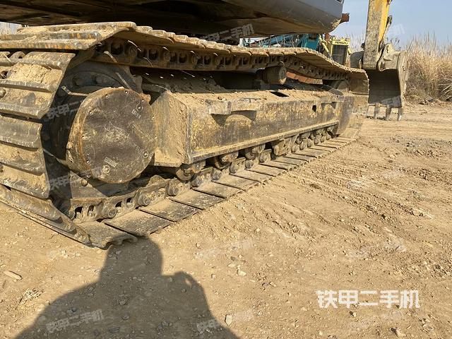 單側(cè)履帶整體(整機(jī)外觀) 單側(cè)履帶整體(整機(jī)外觀)