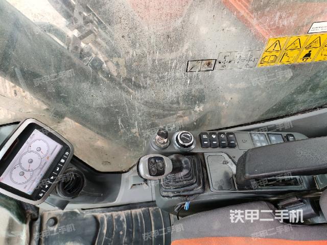 座椅右侧控制台/钥匙门/油门/含右手柄(驾驶室部分) 座椅右侧控制台/钥匙门/油门/含右手柄(驾驶室部分)