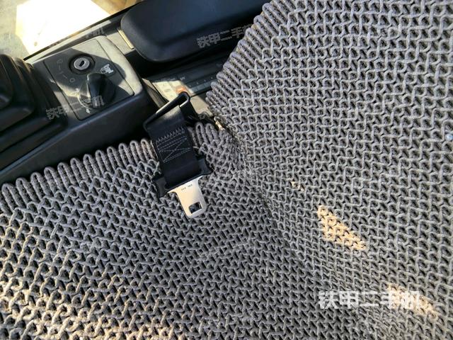 行走控制手柄和踏板?俯拍(駕駛室部分) 行走控制手柄和踏板?俯拍(駕駛室部分)
