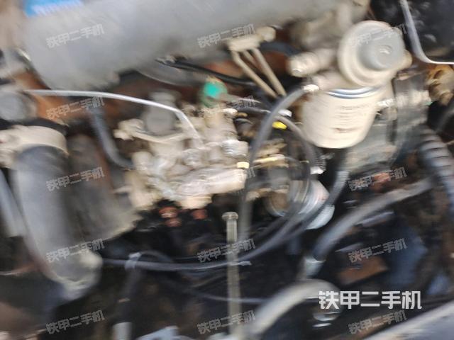 發(fā)動(dòng)機(jī)右側(cè)全景（壓路機(jī)發(fā)動(dòng)機(jī)艙）