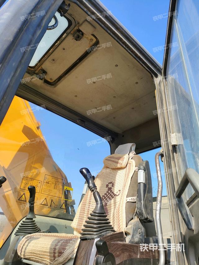 駕駛室頂部(整機外觀) 駕駛室頂部(整機外觀)