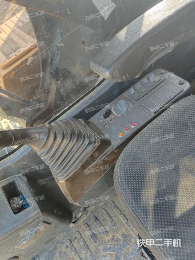 座椅右側(cè)控制臺(tái)/鑰匙門/油門/含右手柄（駕駛室部分）