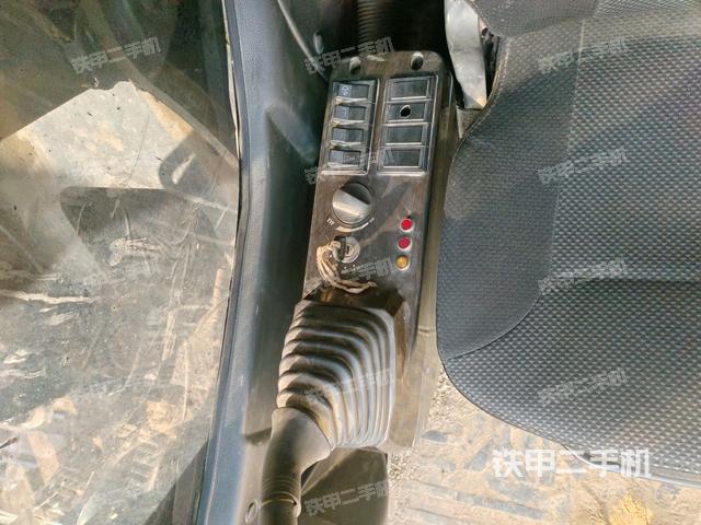 座椅右側(cè)控制臺(tái)/鑰匙門/油門/含右手柄（駕駛室部分）