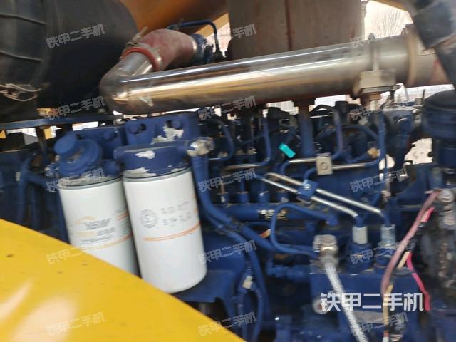 發(fā)動機(jī)右側(cè)全景（壓路機(jī)發(fā)動機(jī)艙）