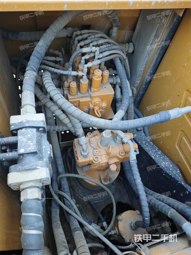 回轉(zhuǎn)馬達(dá)和主控閥（整機(jī)外觀）