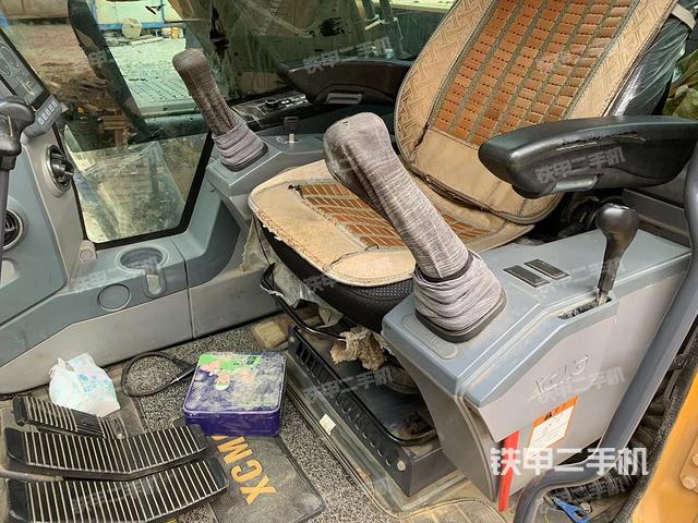 駕駛室整體(整機(jī)外觀) 駕駛室整體(整機(jī)外觀)