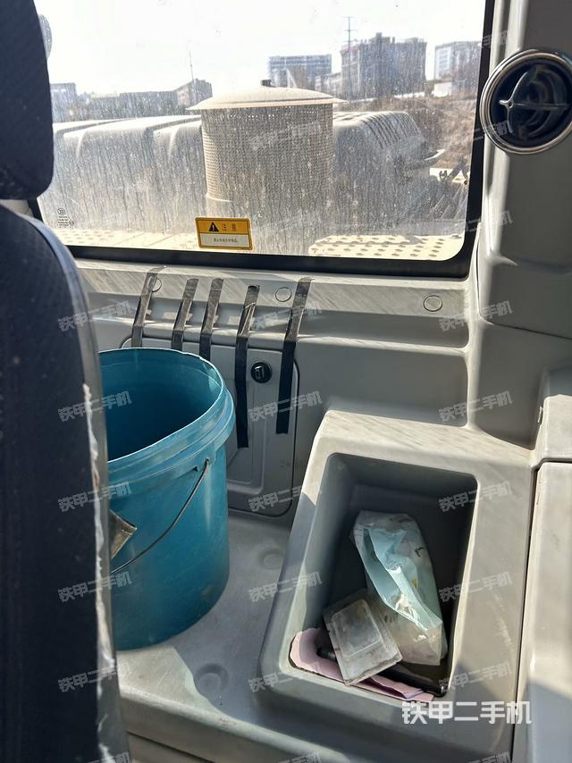 行走控制手柄和踏板?俯拍（駕駛室部分）