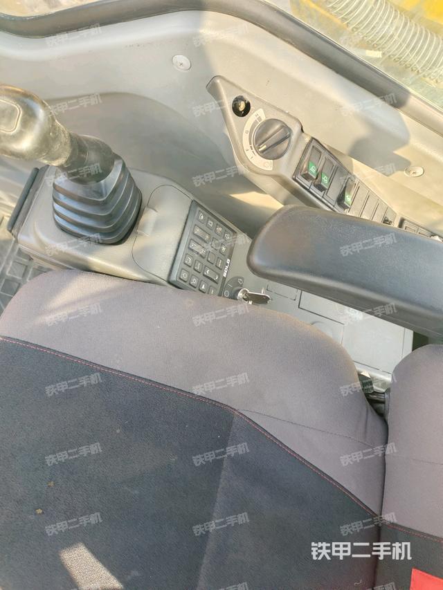 座椅右側控制臺/鑰匙門/油門/含右手柄（駕駛室部分）