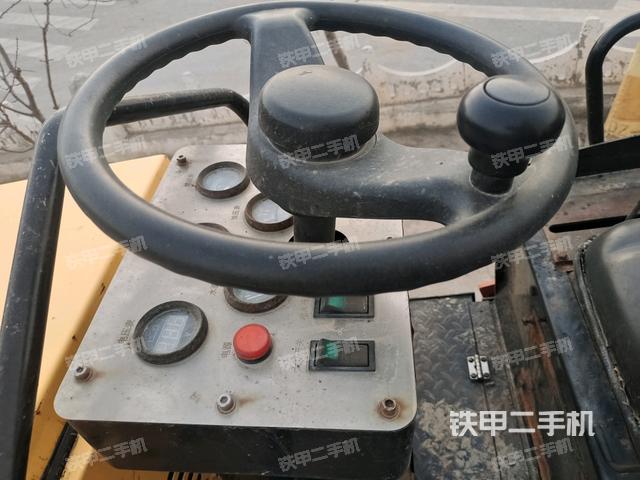 駕駛室側(cè)向上照全景（壓路機(jī)駕駛室）