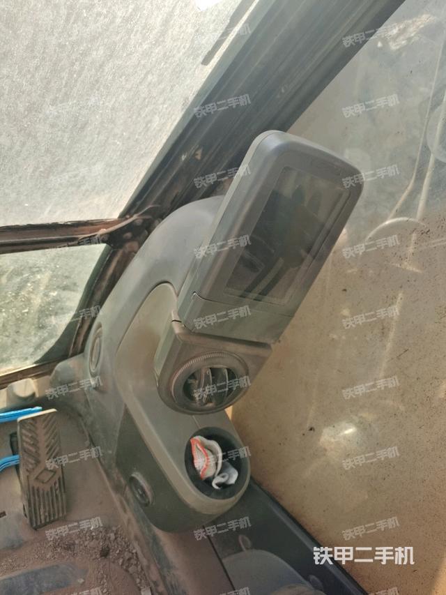 行走控制手柄和踏板?俯拍（駕駛室部分）