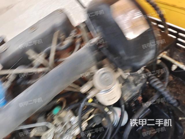 發(fā)動(dòng)機(jī)上部全景（壓路機(jī)發(fā)動(dòng)機(jī)艙）