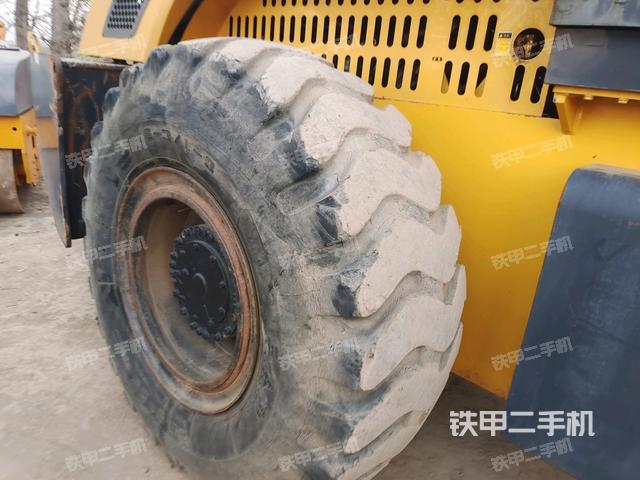 后輪右側(cè)全景（壓路機(jī)前后車架）