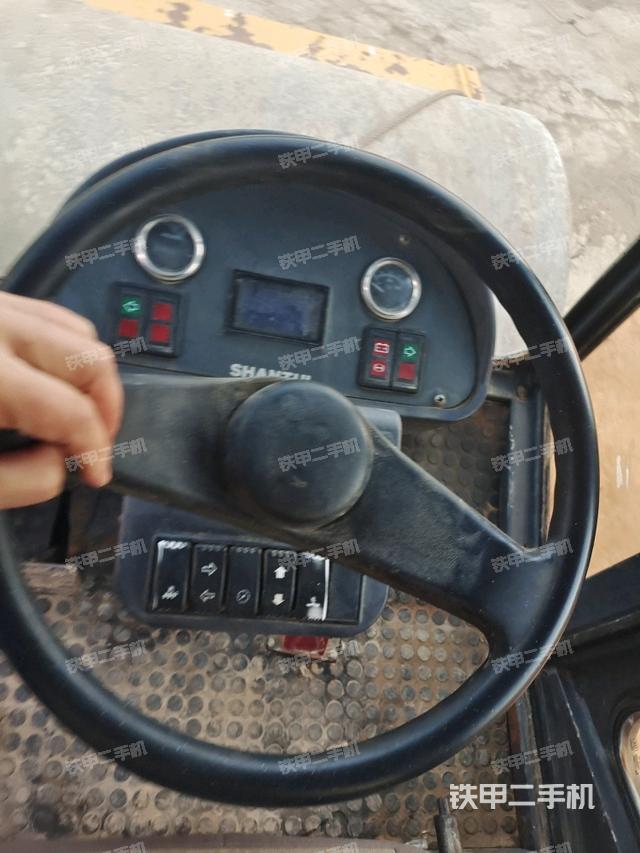 駕駛室頂蓬內(nèi)（壓路機(jī)駕駛室）