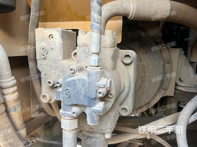 液壓泵艙室正面整體（整機外觀）