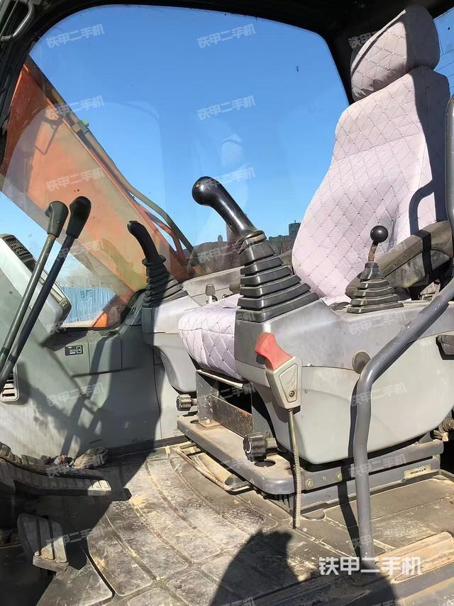 駕駛室整體(整機外觀) 駕駛室整體(整機外觀)