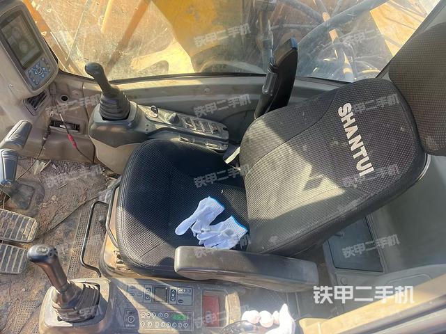 駕駛室整體(整機(jī)外觀) 駕駛室整體(整機(jī)外觀)