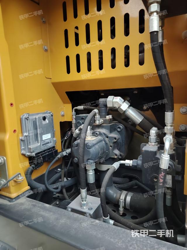 液壓泵艙室正面整體（整機(jī)外觀）