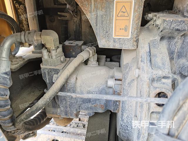 液压泵舱室正面整体（整机外观）