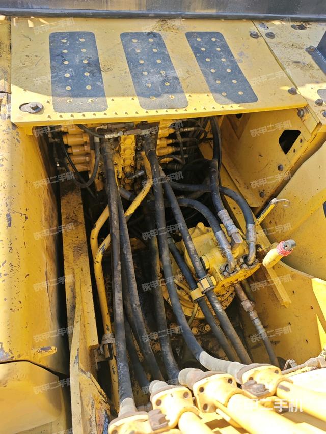 回轉(zhuǎn)馬達(dá)和主控閥（整機(jī)外觀）