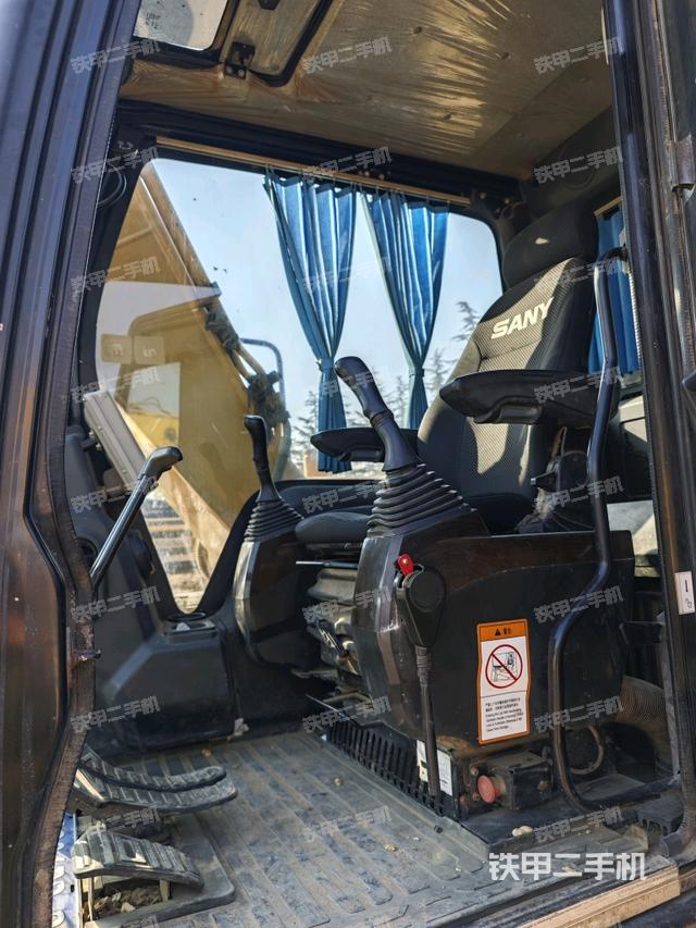 駕駛室整體(整機(jī)外觀) 駕駛室整體(整機(jī)外觀)