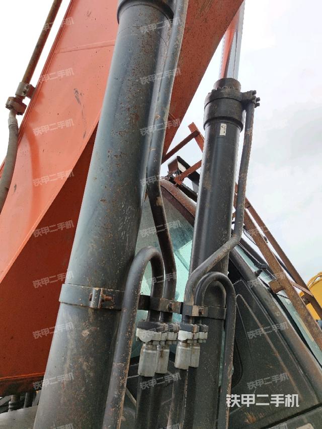 大臂油缸整体 竖拍(工作和回转装置) 大臂油缸整体 竖拍(工作和回转装置)