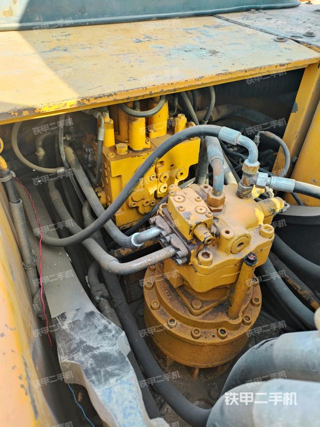 回轉(zhuǎn)馬達和主控閥(整機外觀) 回轉(zhuǎn)馬達和主控閥(整機外觀)