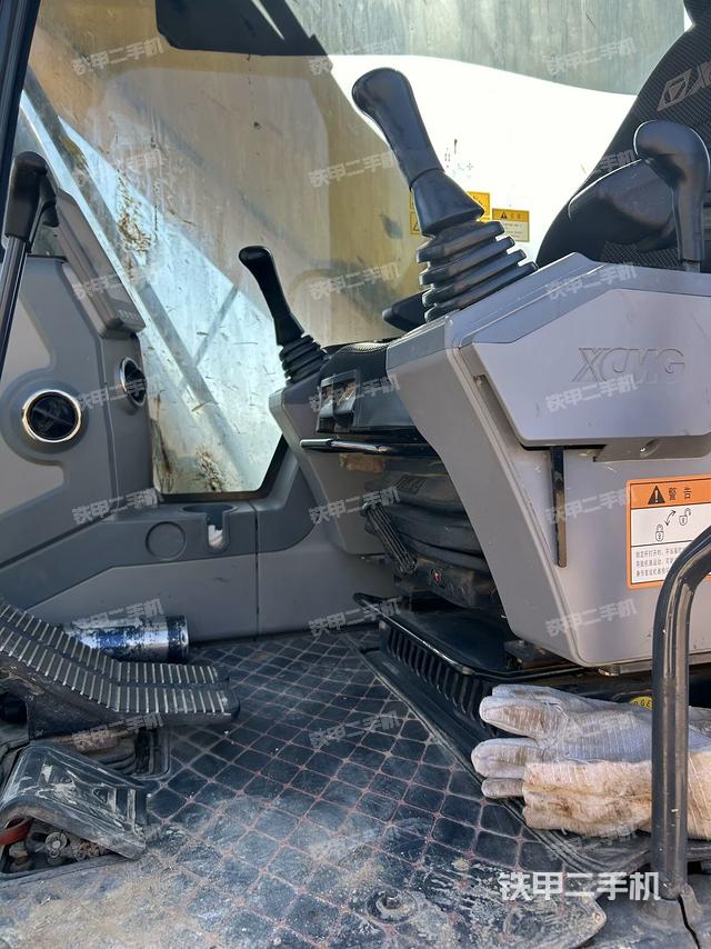 左后方玻璃角標(biāo)（駕駛室部分）