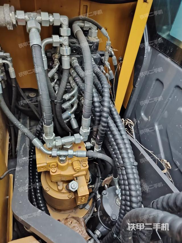 回轉(zhuǎn)馬達(dá)和主控閥（整機(jī)外觀）