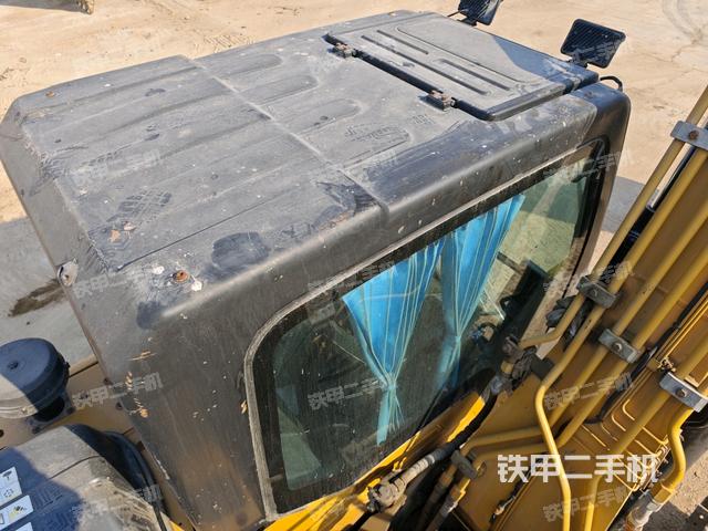 駕駛室頂部(整機(jī)外觀) 駕駛室頂部(整機(jī)外觀)