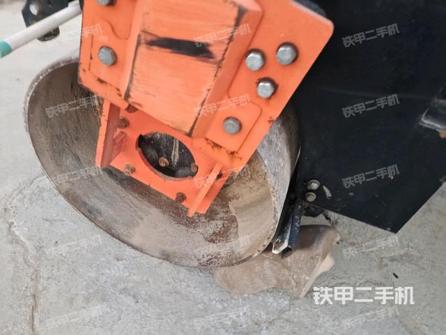 后輪左側(cè)全景（壓路機(jī)前后車架）