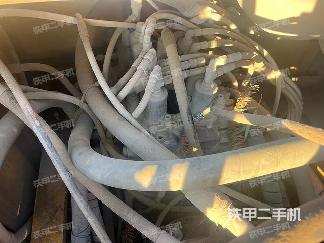 回轉(zhuǎn)馬達(dá)和主控閥(整機(jī)外觀) 回轉(zhuǎn)馬達(dá)和主控閥(整機(jī)外觀)