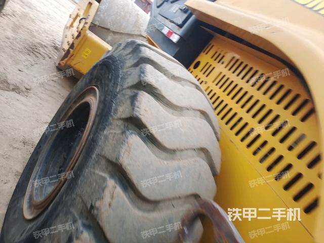 前輪左側(cè)減震塊連接及部件（壓路機(jī)前后車架）