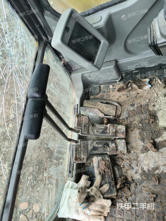 行走控制手柄和踏板?俯拍（駕駛室部分）