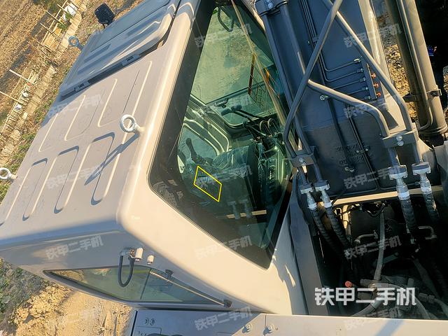 駕駛室頂部（整機外觀）