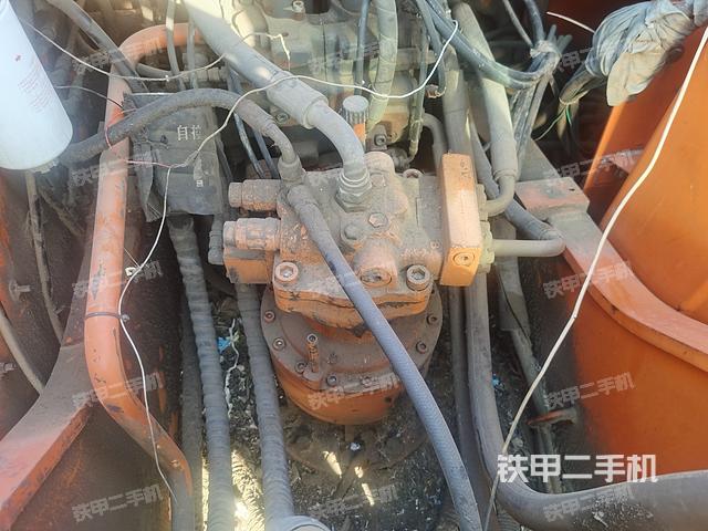 液壓泵艙室正面整體(整機外觀) 液壓泵艙室正面整體(整機外觀)