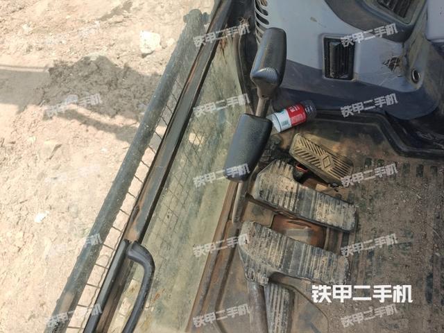 行走控制手柄和踏板?俯拍（駕駛室部分）