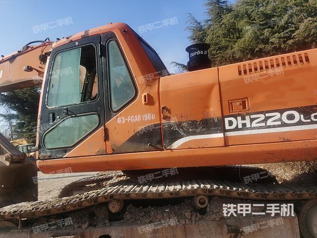 駕駛室整體(整機外觀) 駕駛室整體(整機外觀)