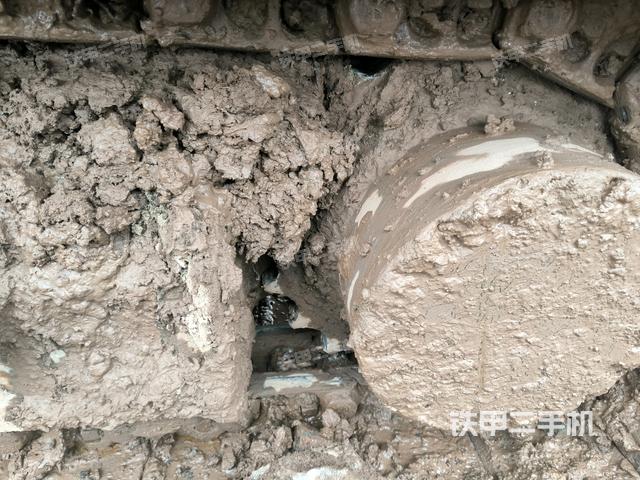 左驅(qū)動輪（行走機構(gòu)）