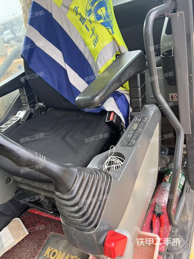 座椅左侧控制台/音响/含左手柄(驾驶室部分) 座椅左侧控制台/音响/含左手柄(驾驶室部分)