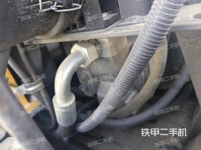 液壓泵艙室正面整體（整機外觀）