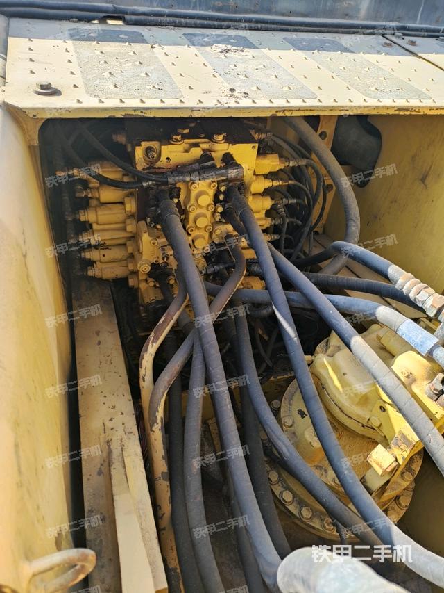 回轉(zhuǎn)馬達(dá)和主控閥（整機外觀）