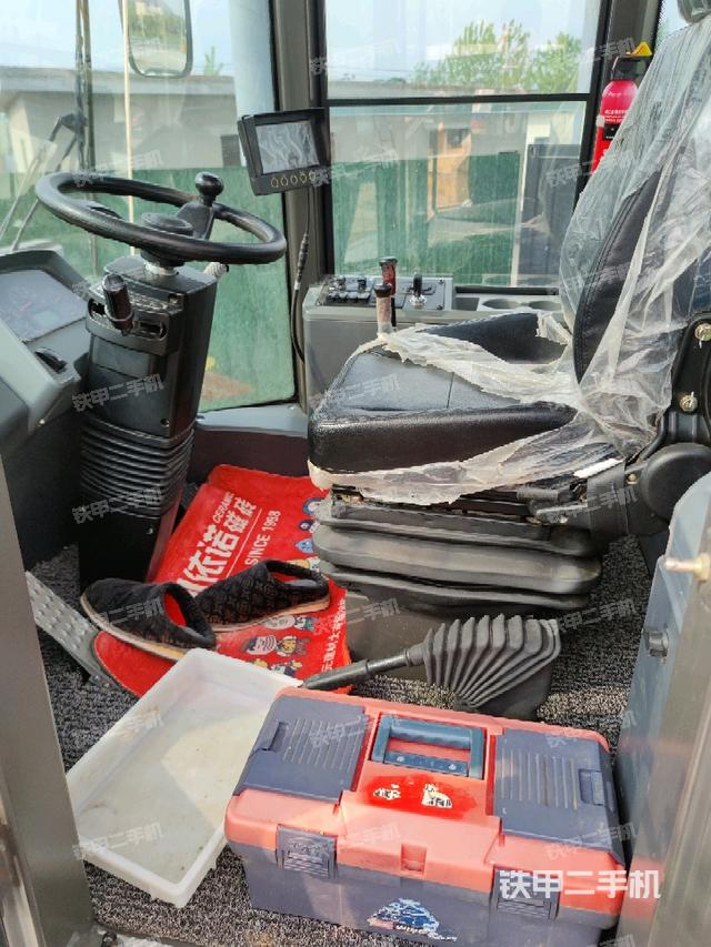 駕駛室內(nèi)部（駕駛室部分）