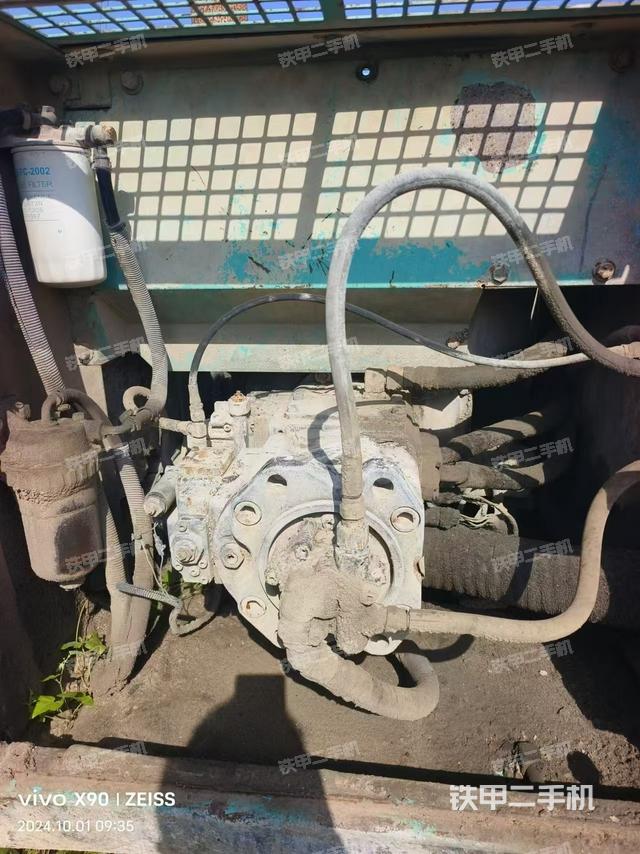 液壓泵艙室正面整體（整機外觀）