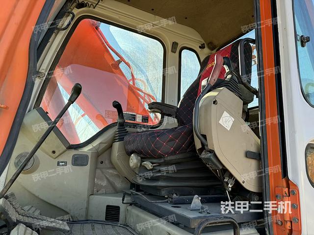 駕駛室整體(整機(jī)外觀) 駕駛室整體(整機(jī)外觀)