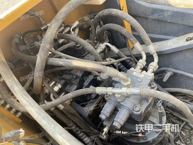 回轉(zhuǎn)馬達(dá)和主控閥(整機(jī)外觀) 回轉(zhuǎn)馬達(dá)和主控閥(整機(jī)外觀)